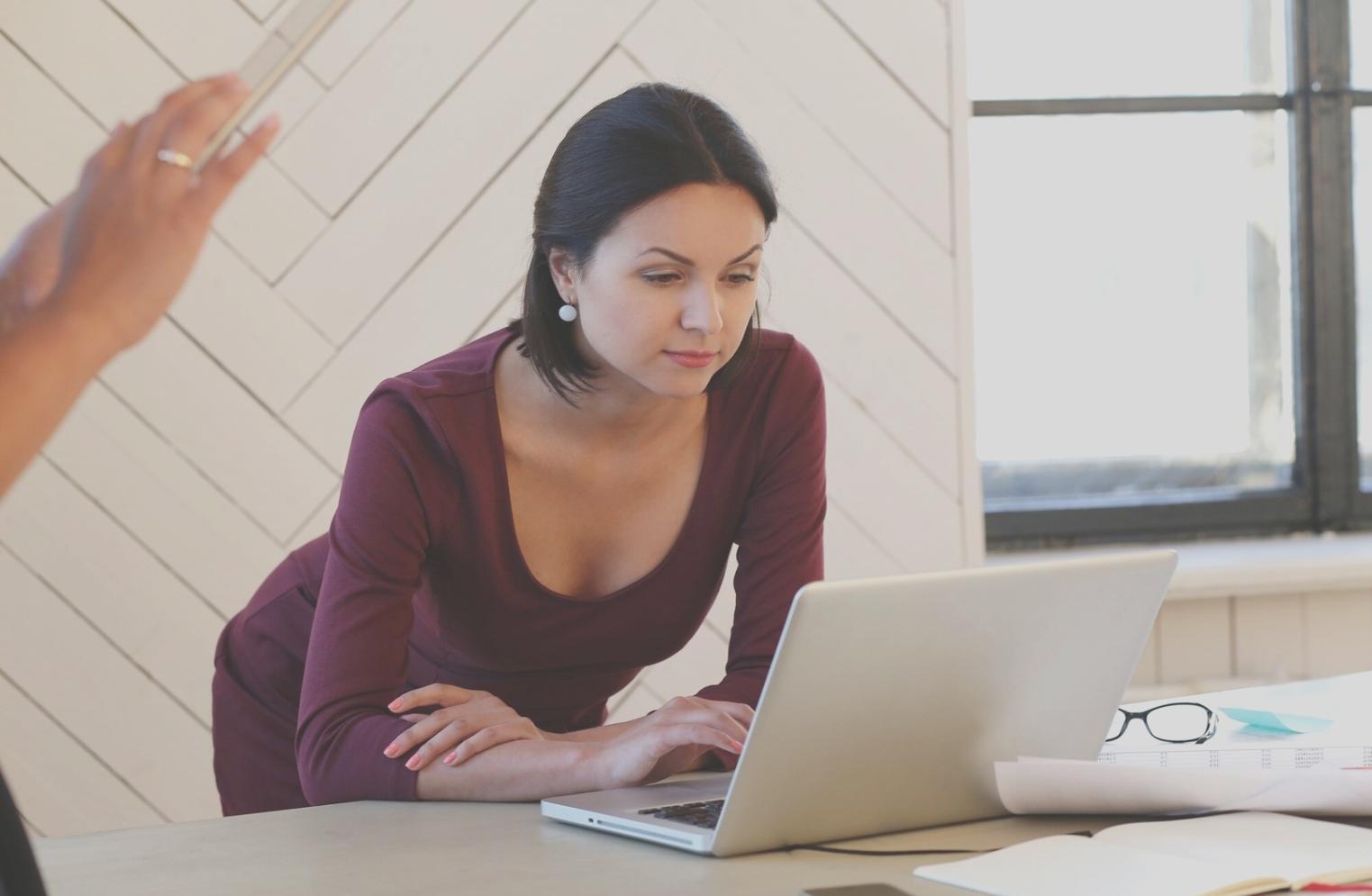 Personne travaillant sur sa gestion de budget avec des documents financiers